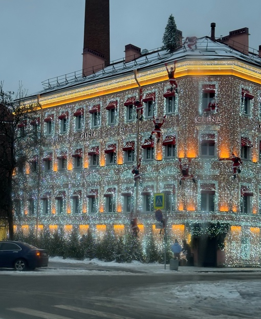Санта-Клаусы штурмуют отель на Петроградке — креативное новогоднее украшение можно увидеть на Аптекарском..