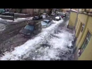 Сход наледи с крыши в Петроградском районе попал на видео 😳

Хорошо что людей там не..