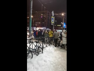 Наша подписчица прислала видео огромной очереди на маршрутку у станции метро «Улица Дыбенко». В скором..