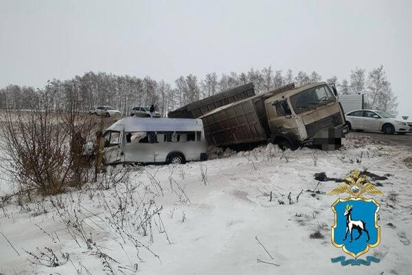В Самарской области столкнулись фура и микроавтобус 

В результате аварии пострадал водитель микроавтобуса...