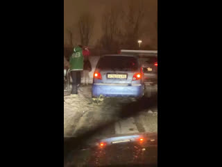 В Одинцово мигрант-курьер не поделил дорогу с автомобилистом и напал на него с битой

Но русский мужик..