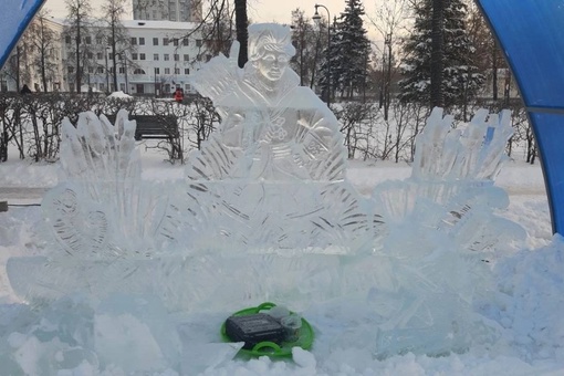 💙 В Дзержинске на площади появились ледяные..