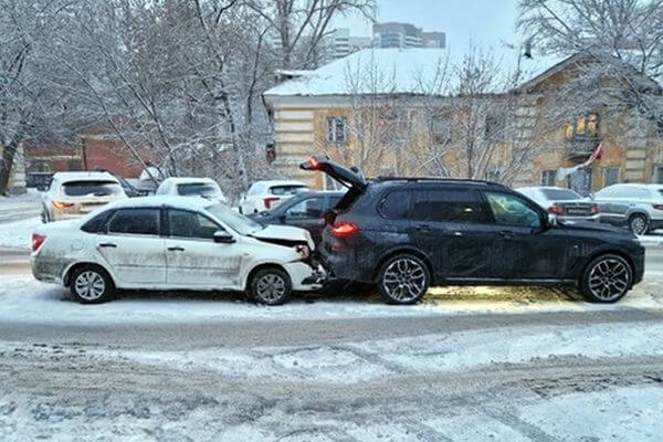 В Самаре произошли две аварии с участием двух автомобилей БМВ 

В первом случае пострадал пешеход, во..