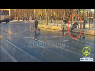 На Московском проспекте курьер посадил бабушку на мопед, чтобы помочь ей перебраться на другую сторону..