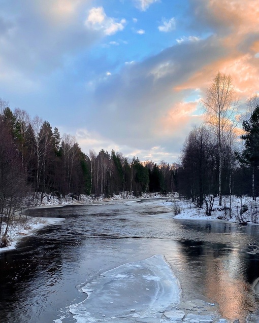 Зима, солнце, снег и река 🧤🌞❄️
Что может быть красивее? 😻
..