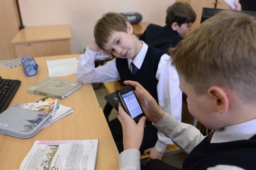 Комитет Госдумы одобрил ко II чтению законопроект об ограничении использования телефонов на уроках. 
..