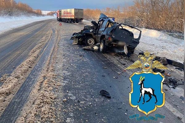 В Самарской области водитель автомобиля «Нива» погиб, врезавшись в грузовик на встречной полосе 

ДТП..