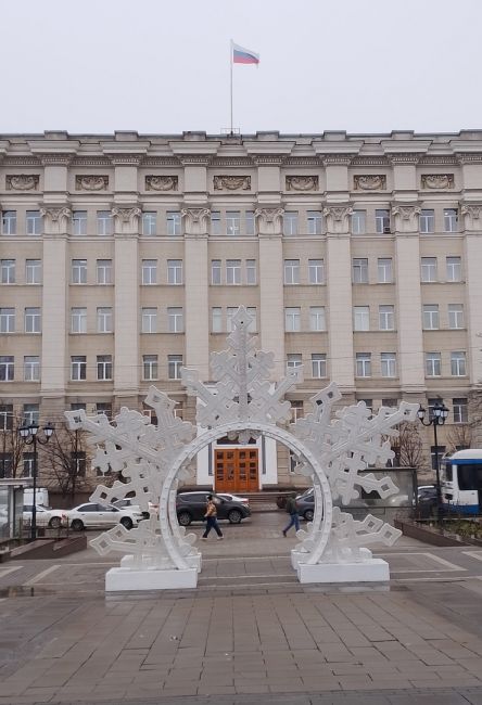 Фотопрогулка по благоустроенной к Новому году площади Советов у здания областного правительства в..