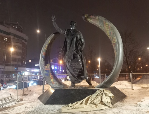 Рядом со станцией метро «Раменки» установили памятник Нельсону Манделе

Нельсон Мандела — первый..