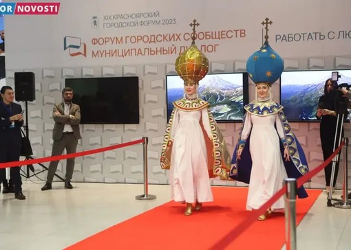 Такое дефиле в национальных костюмах прошло в  рамках городского форума Красноярска

Какой народности это..