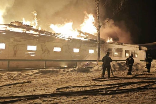 Конюшня сгорела на Лосиноостровской улице в Москве.

Пожар начался около 6:30. В огне погибли 16 лошадей, смогли..