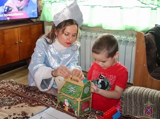 В Волгограде сотрудники полиции переоделись в костюмы Деда Мороза и Снегурочки и отправились в гости к..