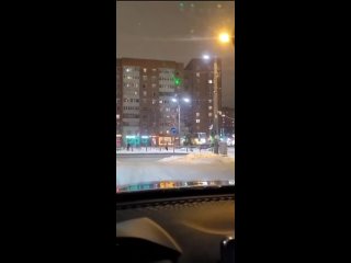 Неизвестный терроризировал лазером в глаза водителей автомобилей в Приморском районе..