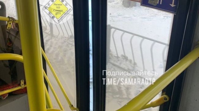 В Самаре курсирует автобус с «кондиционером» в 20 градусный мороз 

Кадры опубликовали в социальных сетях
..