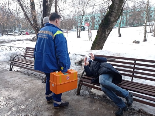 Рядом со станцией метро «Смоленская» на голову двух женщин рухнула ледяная глыба.

Одна женщина обошлась без..