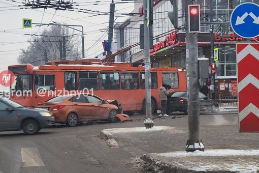 Массовая авария с троллейбусом на площади Советской прямо сейчас
___________________
..