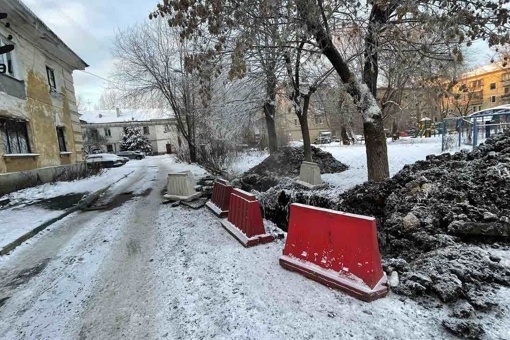 Во дворе на улице Энергетиков восьмилетний мальчик упал в яму с кипятком

Эта яма образовалась из-за размыва..