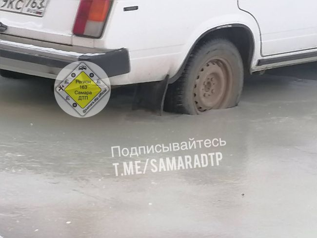 В ледяном плену оказались жители дома на ул. Дыбенко в Самаре 

К чему приводит авария на водопроводе,..