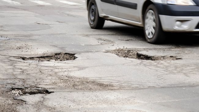 От подписчиков

Здравствуйте, посодействуйте пожалуйста. Вопрос про ямочные ремонты. Видимо они делаются..