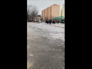 А школьникам такая погода в радость. Все веселятся из-за бесплатного катка по всему городу..