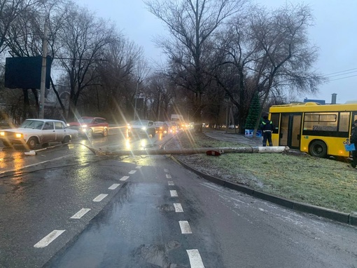 Сегодня На Дачной водитель автобуса  №96 потерял управление и снёс столб. Виной всему гололед. Никто из 25-ти..