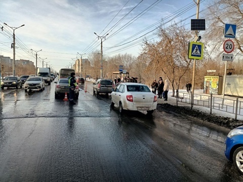 В Омске водитель автобуса насмерть сбил женщину на пешеходном переходе

Сегодня в 12:45 часов в..