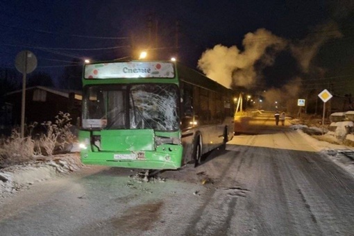 Вчерашнее ДТП в Чусовом,  п-к Совхозный.🚍
Два автобуса из тепличного комплекса столкнулись друг с..