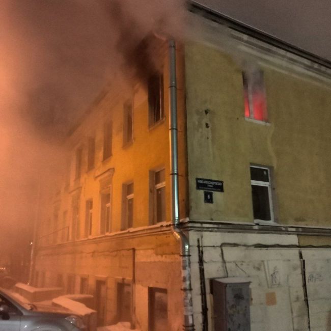 В Невском районе сгорела коммуналка. Людям пришлось прыгать из окон

Ранним утром 10 декабря загорелась..