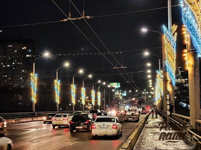 В Ростове закончили благоустройство к Новому году моста на проспекте Стачки. По словам очевидцев,..