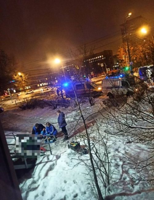 Мужчина умер от падения наледи в Петербурге 
 
Глыба льда убила 31-летнего мужчину возле дома на проспекте..