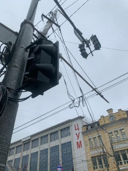 В центре Ростова опора контактной сети чуть не обрушилась на дорогу. Ремонтом сооружения, установленного на..