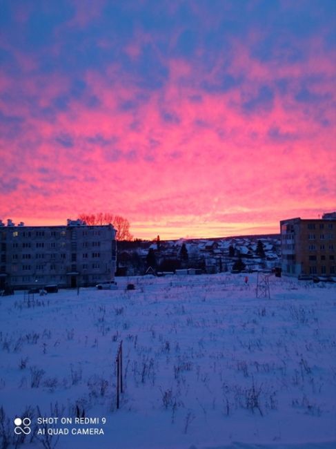 Сегодня небо подарило нам ярко-розовый закат..