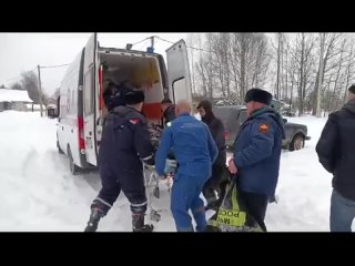 Не успели грянуть морозы, а рыбаки уже на льду.

В подмосковной деревне Фёдоровское мужчина во время рыбалки..