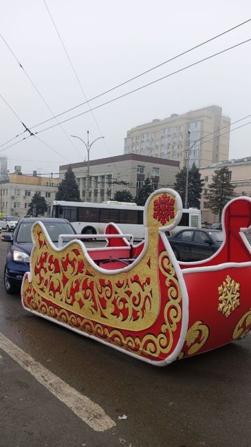 Дед Мороз со снегурочкой на самоходной тележке уже в Ростове. Готовьтесь, ибо грядет!..