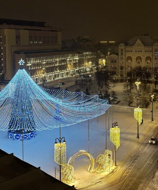 🎄Россыпь огней на Лубянской площади.

Фото..