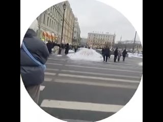 Наша подписчица сегодня заметила в Петербурге сугроб с благодарностью..