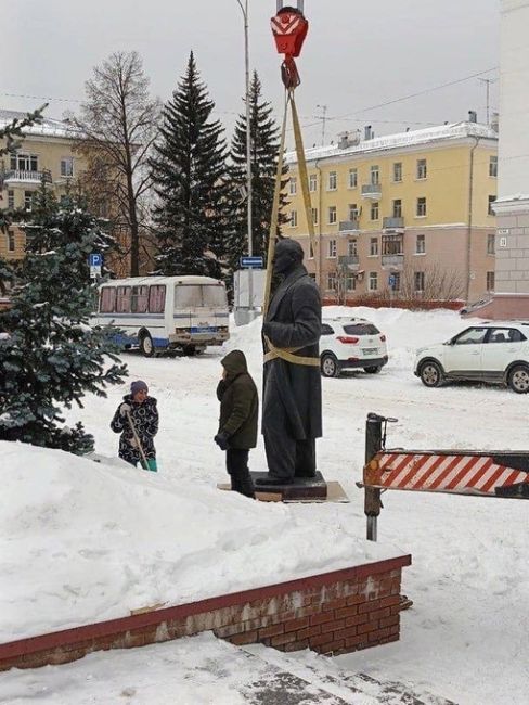 🗣️ Жителям Сарова наконец-то вернули Ленина.

Ильича забрали на реставрацию год назад, когда он начал..