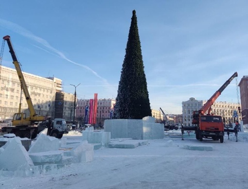 На площади Революции строится главный ледовый городок Челябинска

Уже установлены горки и елка, а блоки льда..