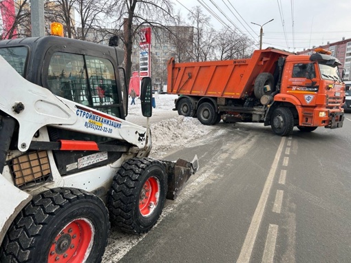 Уборка дорог и дворов Челябинска ведется в круглосуточном режиме. 

На улицах города работает 230 единиц..
