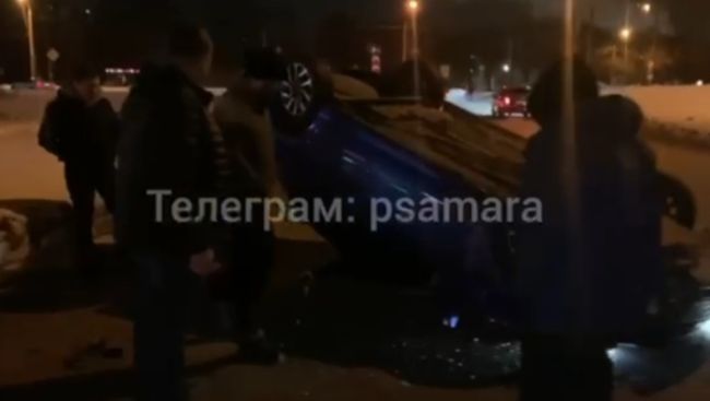 В Самаре пьяный водитель умудрился перевернуть автомобиль на крышу 

Ночной кульбит 

В Самаре произошло ДТП..