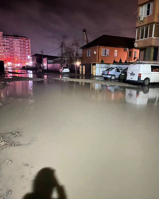 Улица Парижская в пос. Российском. Там в очередной раз разлилась местная Сена, но местные жители не спешат на..