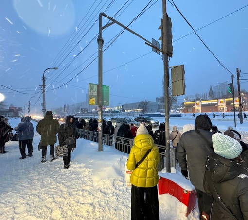 Пробки – 10 баллов! Остановки переполнены, дороги во дворах..