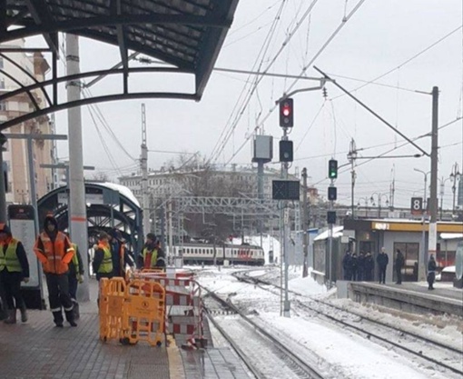 На станции Савеловская МЦД-1 обрушилась часть платформы.

Утром на станции чистили пути от снега, и в процессе..