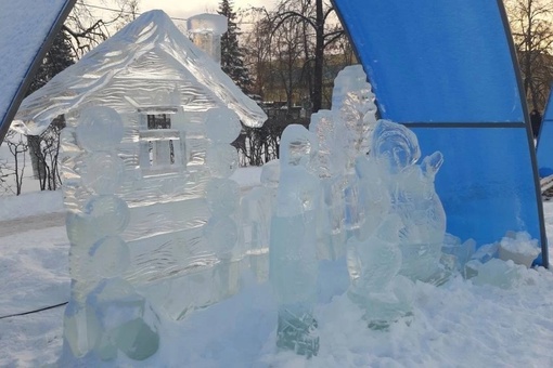 💙 В Дзержинске на площади появились ледяные..