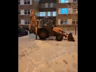 Пока город заметало снегом, в Жулебине заметили уборщика-умника, который в холостую наматывает..