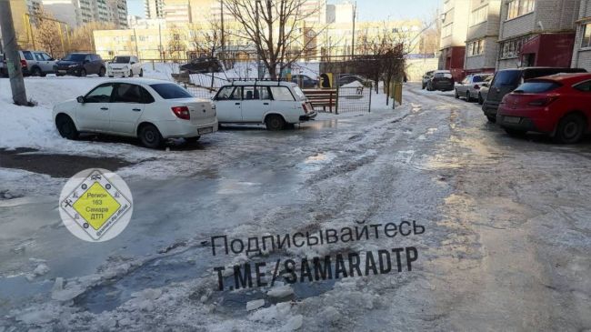 В ледяном плену оказались жители дома на ул. Дыбенко в Самаре 

К чему приводит авария на водопроводе,..