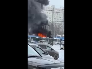 В Бибиреве горит электробус

Авто стоял на зарядной стации. В пожаре никто не..