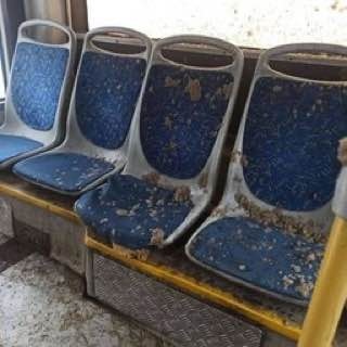 В 63 автобусе прямо во время движения прорвало пол, весь грязный снег облил сиденья и людей с ног до головы.

С..