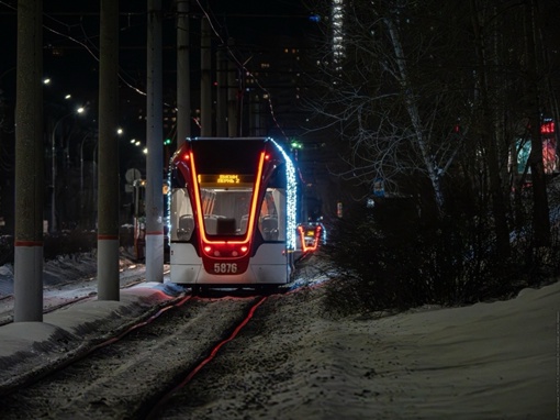 Новогодние трамваи в Перми. 

Фото: Алексей..