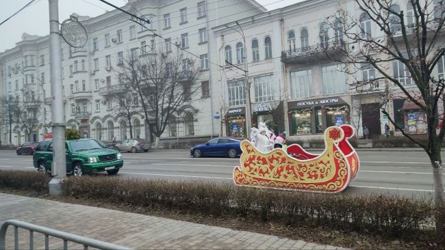 Дед Мороз со снегурочкой на самоходной тележке уже в Ростове. Готовьтесь, ибо грядет!..